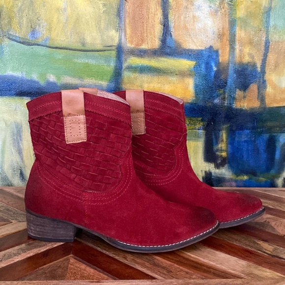 Diba True Red Distressed Woven Suede Free Pass Western Boots RARE! Size 7 - Picture 1 of 6